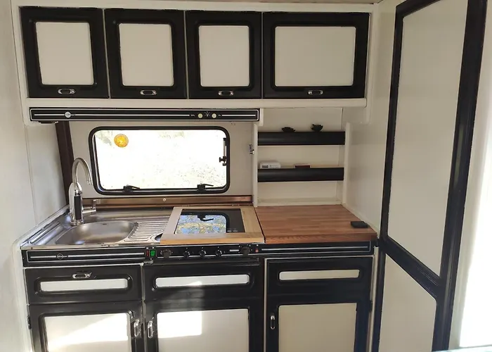 Caravane Avec Privatif En Campagne * Apremont (Vendee)