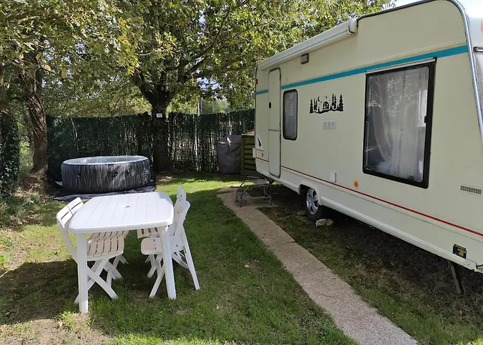 Caravane Avec Privatif En Campagne Apremont (Vendee)